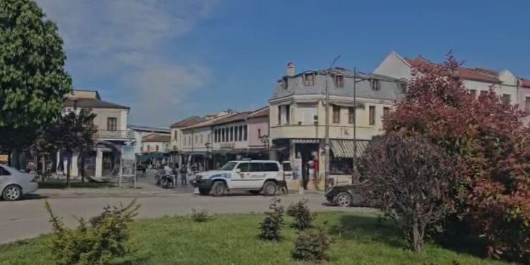 SHKAK VENDOSJA E TAVOLINAVE MIDIS DY LOKALEVE/ Zbardhet plagosja te pazari i vjetër në Korçë