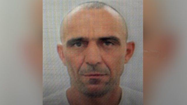 TRAFIK ARMËSH NE FRESK DHE TUFINË/ Kapet në flagrancë 48-vjeçari! Pistoletat do i shiste për 1500 euro secila, automatiku me vlerë 8000 euro