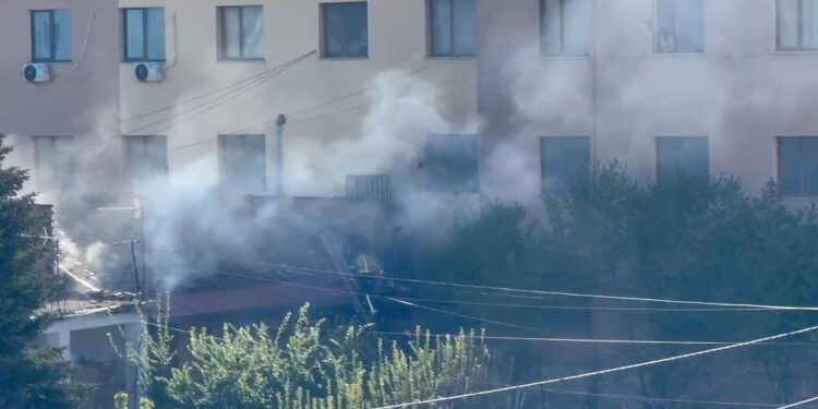 DETAJET E PARA/ Përfshihet nga flakët banesa në Korçë, zjarri dyshohet se nisi nga kondicioneri