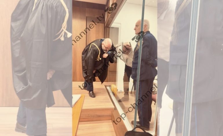 “PROTESTA” E VELIAJT DHE METËS/ Gjykata heq kafazin e qelqtë. Pranohet kërkesa e ish-ministrit