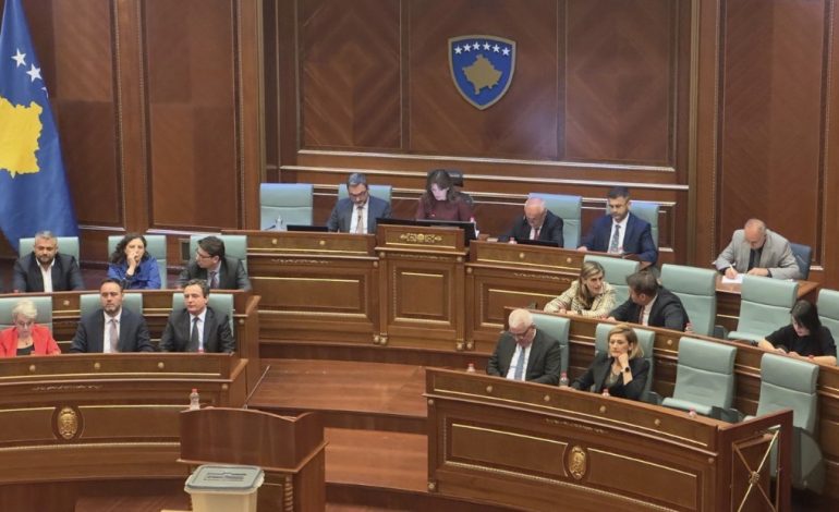 KOSOVA SHKON NË ZGJEDHJE TË PARAKOHSHME/ Kurti sulmon pakicën në seancën e fundit të Kuvendit: Vendit i duhet opozitë e re