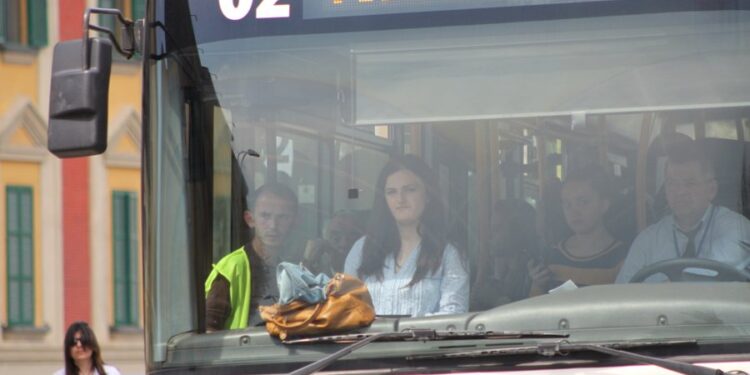 A DO TË REDUKTOHET FLOTA E AUTOBUSËVE? Shoqata e Transportit letër ministrave, nesër pritet vendim