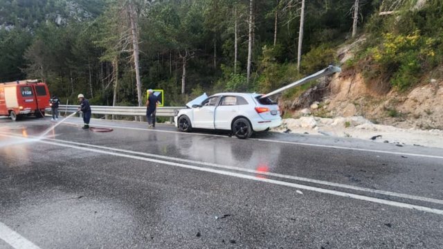 AKSIDENT I FRIKSHËM NË VLORË/ Barriera e rrugës ndan në dysh makinën, shpëton i riu