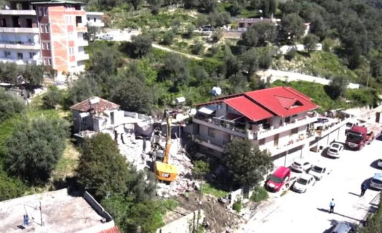 DETAJET E PARA/ Prishen tre ndërtime të paligjshme në Vlorë, aksioni do të vijojë