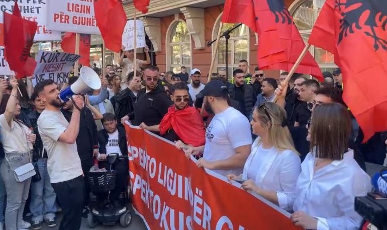 “NE DIME EDHE TË REBELOHEMI”/ Studentët shqiptarë në protestë: Ministri i Drejtësisë dhe kryeministri të mos injorojnë kërkesat tona për Gjuhën Shqipe