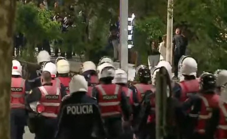 TENSIONET NË PROTESTËN E PD/ Ndalohen 4 persona, u kapën me çantë me molotovë