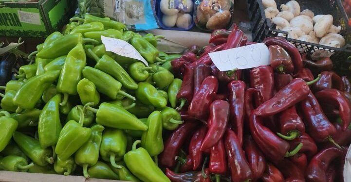 NUK NDALET RRITJA E ÇMIMEVE/ Domatja dhe katraveci u shtrenjtuan me 20% vetëm këtë të hënë