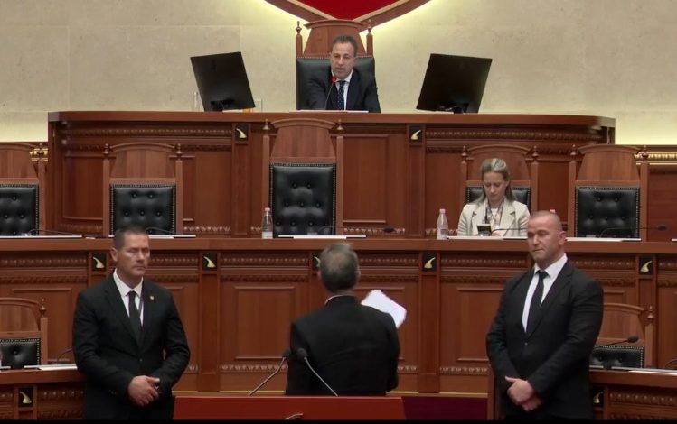 TENSIONE NË KUVEND/ Luçiano Boçi bllokon foltoren, Peleshi e përjashton nga seanca