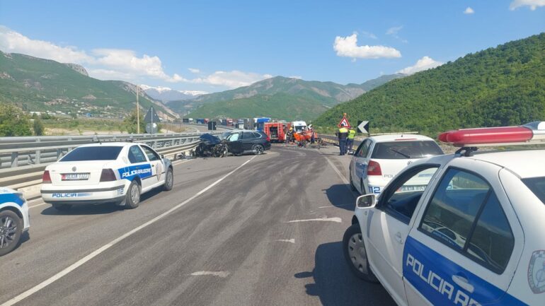 AKSIDENT I RËNDË NË AKSIN RRUGOR LIBRAZHD-ELBASAN/ Shtetasi i huaj humb jetën, disa persona të plagosur