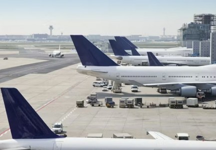 KRIZA E KARBURANIT VË NË RREZIK FLUTURIMET NË ITALI/ Vendosen kufizime për furnizim në 4 aeroporte! Ja cilat preken