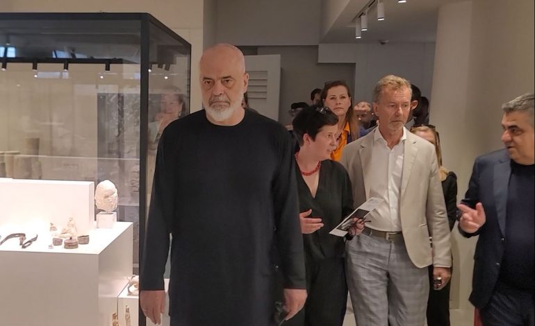 “LËRE MO BURRË TË FLASË…”/ Rama ‘kritika’ ministrit Gonxhja. Çfarë ndodhi gjatë takimit me ambasadorin e BE