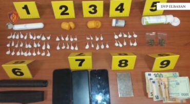TRAFIKONIN KOKAINË DHE KANABIS/ Arrestohen 2 persona në Elbasan. Sekuestrohen drogë, celularë dhe një shumë parash