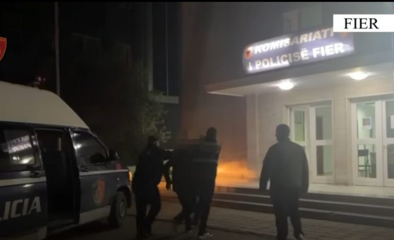TMERR NË FIERR/ 53-vjeçari hyn në banesë për të vjedhur por dhunon të moshuarin (EMRI)