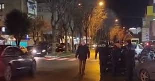 SHERR ME THIKA MES ADOLESHENTËVE NË SHKODËR/ Plagosen rëndë 2 persona, transportohen në spital
