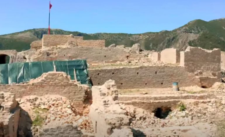 RINDËRTOHET KALAJA E BORSHIT/ Restaurohet dhe xhamia e kalasë