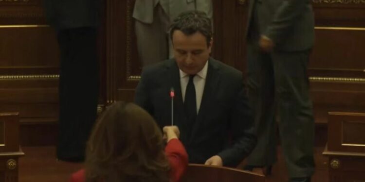 TENSIONE NË KUVENDIN E KOSOVËS/ Musliu i heq mikrofonin Kurtit
