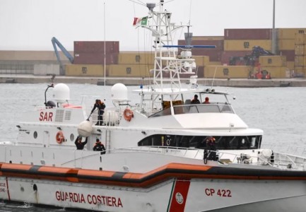 TRAGJEDI PRANË LAMPEDUZËS/ 19 migrantë humbin jetën, 58 të tjerë shpëtohen nga Roja Bregdetare italiane