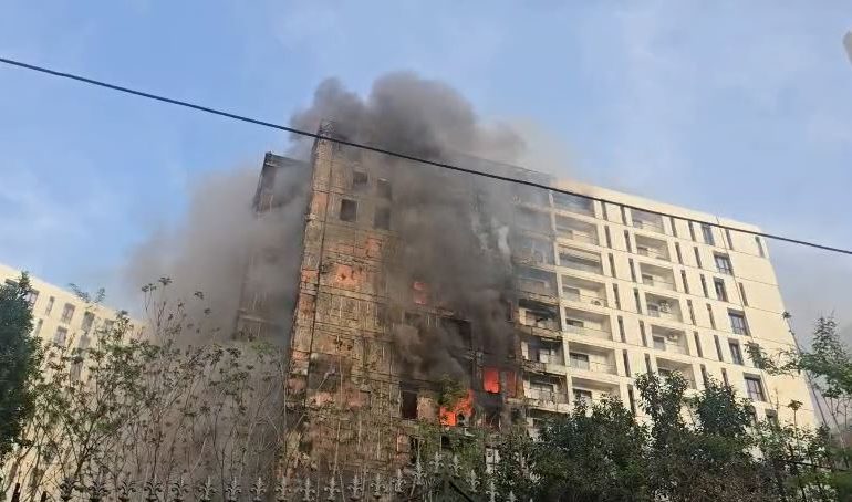 PËRKEQËSOHET SITUATA/ Zjarri përhapet në pallatet e tjera të Kompleksit pranë QSUT-së, flakët “përpijnë” të tjera apartamente