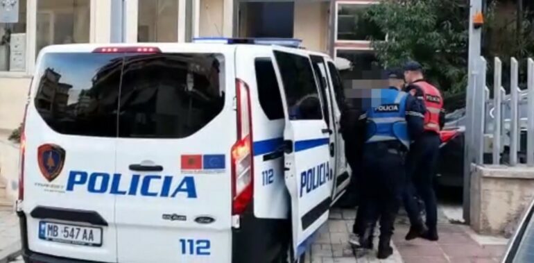 E RËNDË/ Plagosi me thikë 26-vjeçarin, shpallet në kërkim autori në Sarandë (EMRAT)