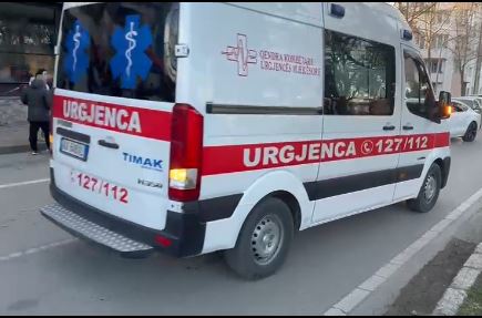 AKSIDENT NË POLIÇAN/ Makina del nga rruga dhe bie nga lartësia, plagoset babai me dy vajzat