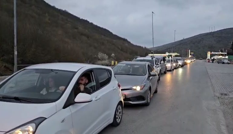 PAS FESTËS SË PASHKËVE NË VENDLINDJE/ Emigrantët kthehen në Greqi! Radhë kilometrike në Kapshticë