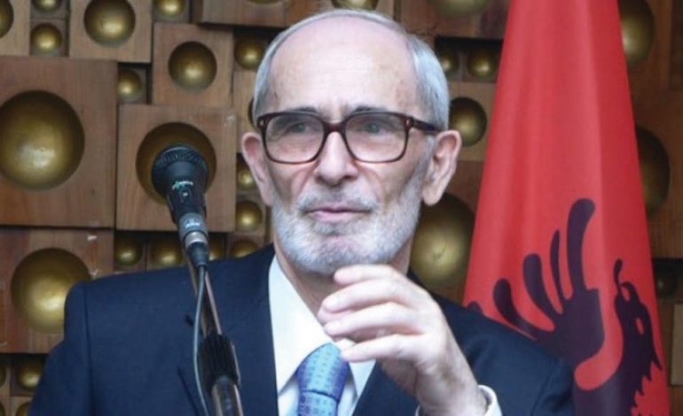 E TRISHTË/ Shuhet në moshën 89-vjeçare, Rexhep Qosja! Familja zbaton amanetin e tij, akademiku përcillet për në banesën e fundit me ceremoni private