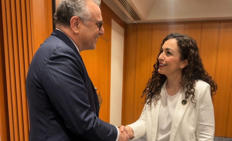 “KOSOVA DO MBETET VENDI MË PRO-AMERIKAN”/ Vjosa Osmani takohet me këshilltarin e Donald Trump