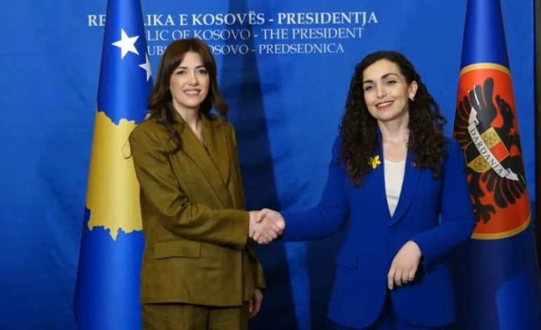 I PËRFUNDOI MANDATI/ Vjosa Osmani i dorëzon detyrën e Presidentes Albulena Haxhiut: Po lë pas një punë të jashtëzakonshme, Kreu i ri i Shtetit të zgjidhet sa më shpejt!
