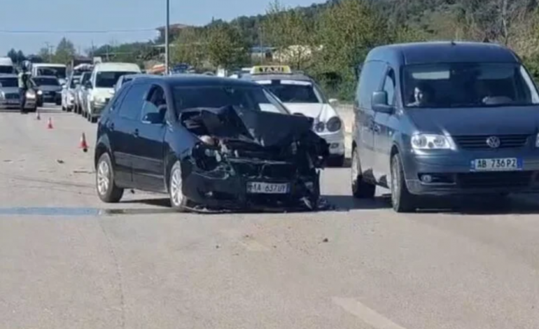 AKSIDENT NË LUSHNJË/ Makina përplaset me traktorin, plagosen dy persona