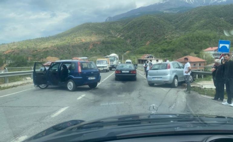 E RËNDË/ Aksident i trefishtë në rrugën Maqellarë-Peshkopi, 3 drejtuesit e mjeteve përfundojnë…