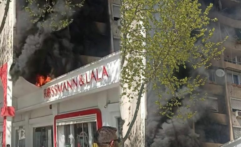 VIDEOLAJM/ Zjarr pranë pallatit në qendër të Tiranës, tymi mbulon zonën