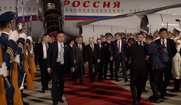 PRITJE E NGJASHME ME TRUMP/ Putin mbërrin në Pekin për vizitën zyrtare dy-ditore