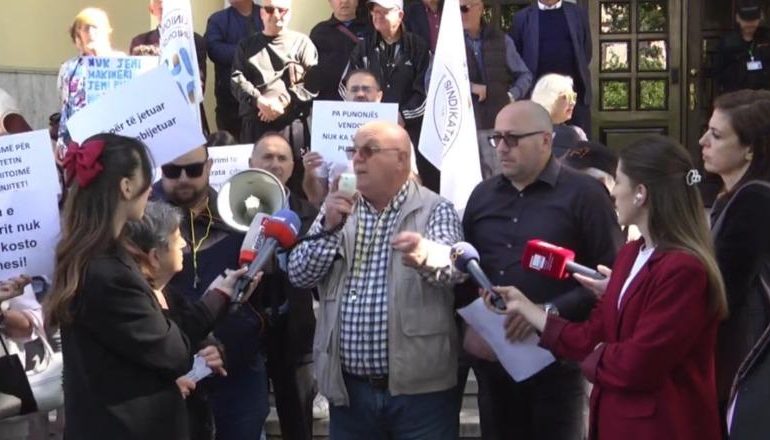 DITA E PUNËTORËVE/ Protestë përpara ministrisë së Ekonomisë dhe kryeministrisë, qytetarët kërkojnë të drejtat në punë