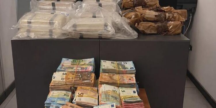 DO I DORËZOHESHIN KAMIONISTIT SHQIPTAR/ Kapen 32 kg kokainë dhe heroinë në Milano! Sekuestrohen edhe 300 mijë euro
