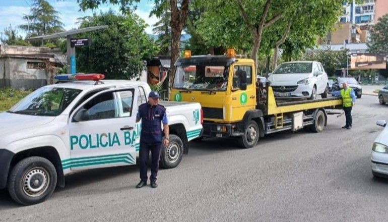 POLICIA BASHKIAKE NË ELBASAN ZHVENDOS AUTOMJETET “E HARRUARA” NË RRUGË/ Dërgohen në pikën e makinave të bllokuara