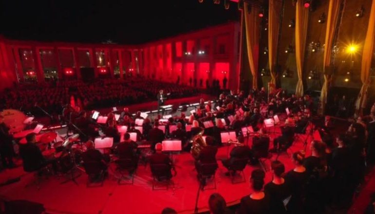 DITA E EUROPËS/ Andrea Morricone ‘elektrizon’ Tiranën, me qindra të pranishëm në Sheshin Italia, mes tyre edhe Rama