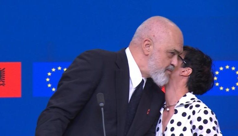 “AGAPI MOU…”/ Rama e nis me batuta fjalimin në Konferencën Ndërqeveritare, Kos ia kthen me puthje