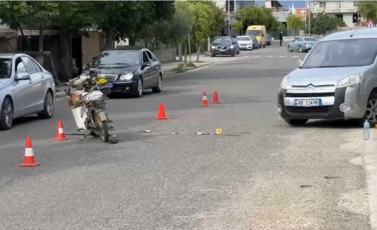 AKSIDENT NË AKSIN RRUGOR FIER-ROSKOVEC/ Përplaset nga makina, përfundon në spital në gjendje të rëndë drejtuesi i motorit
