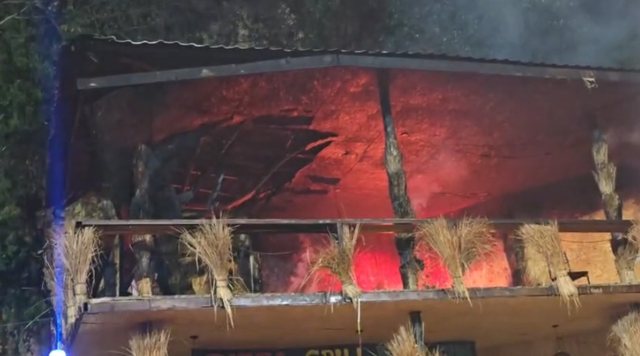 ZJARR NË VLORË/ Lokali në Radhimë përfshihet nga flakët, nis hetimi për shkaqet e ngjarjes