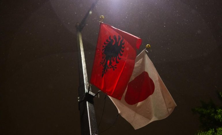 FOTOLAJM/ Tokio me simbolet kuqezi gjatë vizitës zyrtare të Kryeministrit Rama