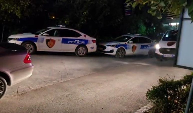 E RËNDË/ Plagoset me thikë 23-vjeçari në Vlorë, dërgohet me urgjencë në spital