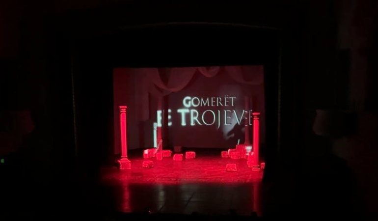 “SONTE DO TË DARKOJMË NË SHTRAT”/ Shfaqet në Teatrin “Zihni Sako”