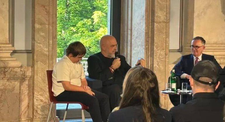 RAMA NË BERLIN PËR EKSPOZITËN “KRIZALIMI”/ Prezanton 13 piktura e skulptura në Ambasadën Italiane