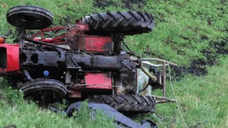 TRAGJIKE NË DIVJAKË/ 57-vjeçari humb jetën pasi përmbyset zetori në arë