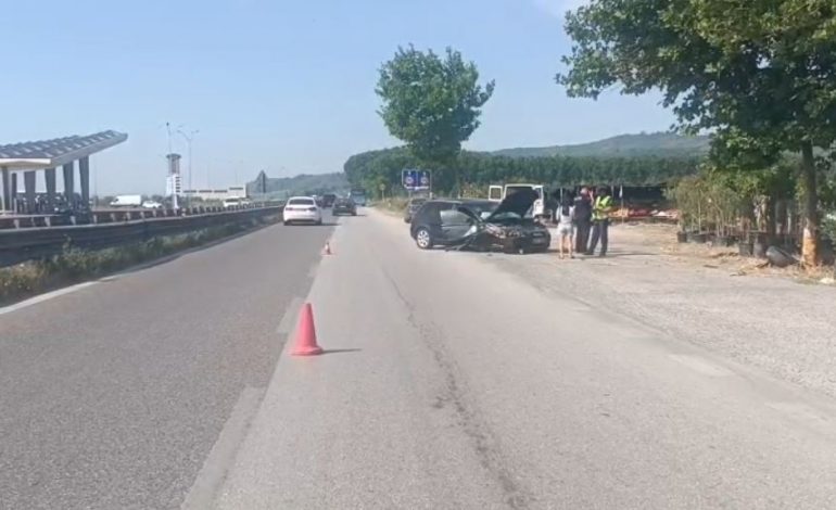 AKSIDENT NË AKSIN RRUFOR LUSHNJE-FIER/ “Audi” del nga rruga dhe përplaset me pemën, plagoset shoferja