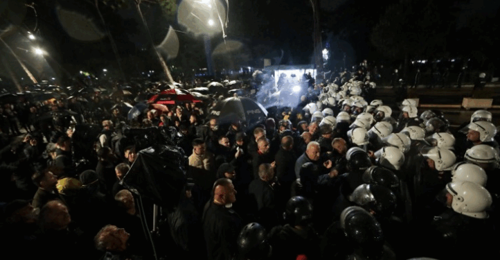 TENSIONET NË PROTESTËN E PD/ Tre persona shoqërohen në polici