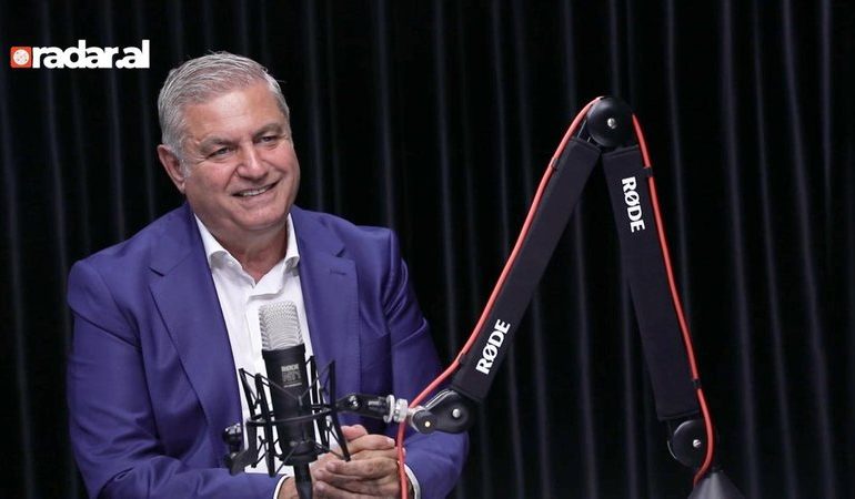 “ME LEKËT E POLITIKËS BLEU DY HOTELE”/ Shakohoxha: Historia e Rei Manajt nis me skafin kur ishte 2 vjeç, në errësirë (VIDEO)