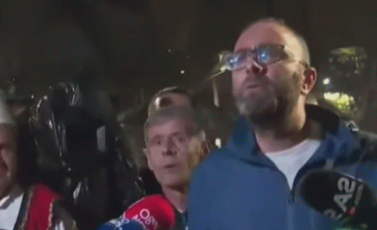 TENSIONE NË TUBIMIN E PD/ Bardhi përplaset me efektivët e policisë: Pse e provokoni protestën