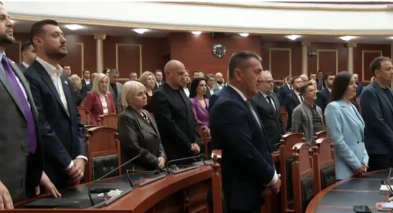 TRAGJEDIA NË DURRËS/ Nis me një minutë heshtje për dy të miturit seanca plenare