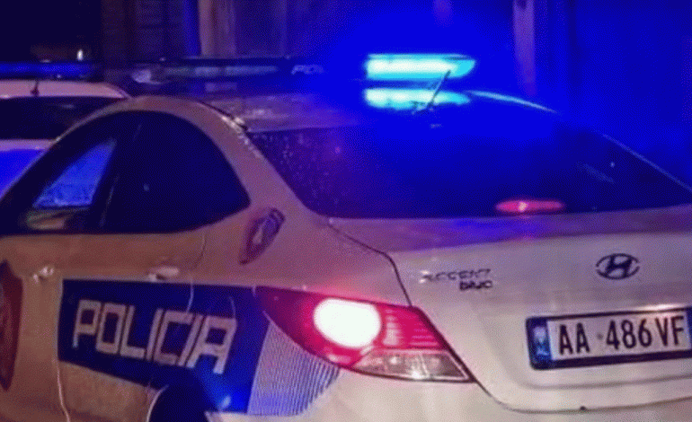 E RËNDË NË KUÇOVË/ 45-vjeçari, i merr armën e shërbimit policit dhe e qëllon…